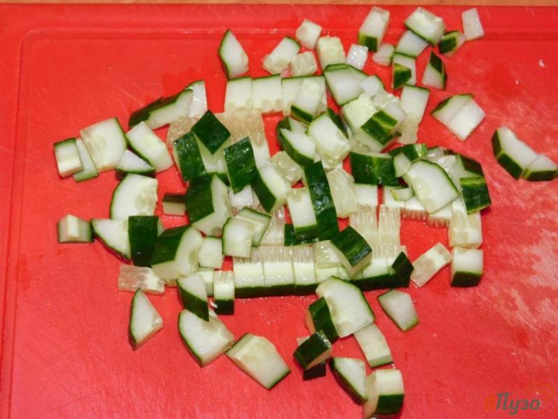 Фото приготовление рецепта: Салат с пекинской капустой, горошком и зеленью шаг №2