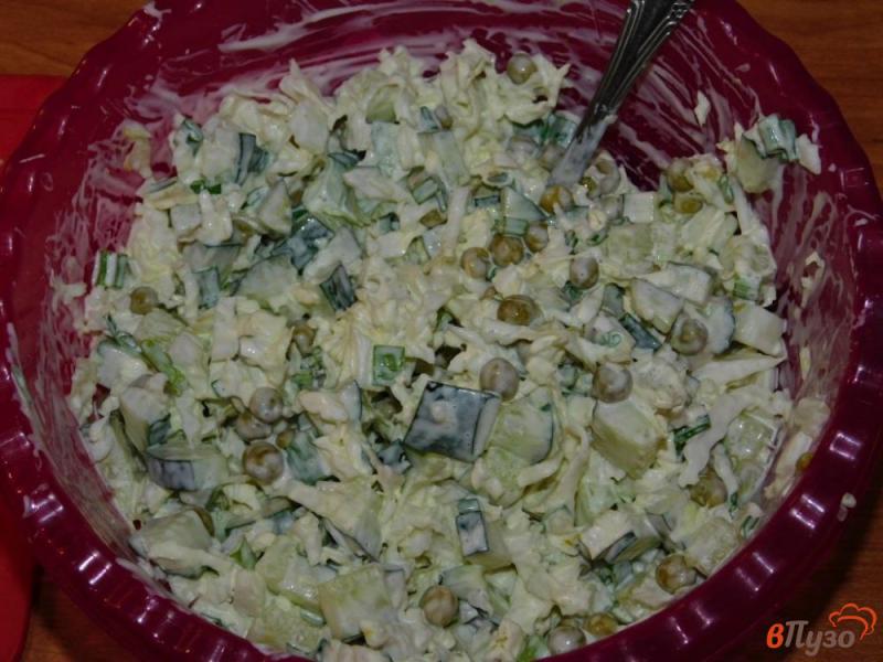 Фото приготовление рецепта: Салат с пекинской капустой, горошком и зеленью шаг №4
