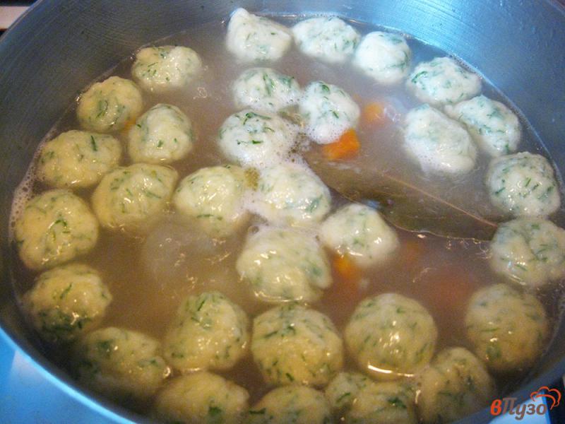 Фото приготовление рецепта: Суп с сырными шариками шаг №11