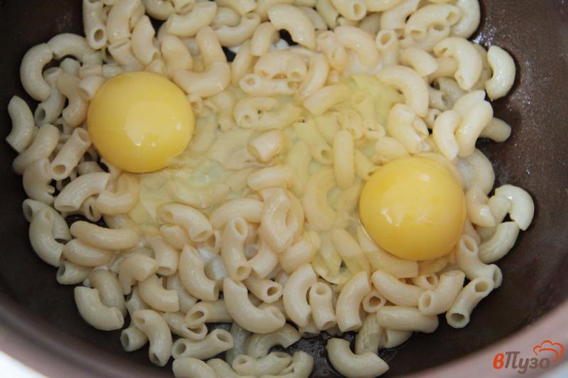 Фото приготовление рецепта: Макароны с яйцом и сыром в мультиварке шаг №2