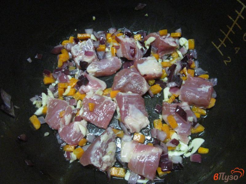 Фото приготовление рецепта: Мясо с картофелем и огурцом в мультиварке шаг №5