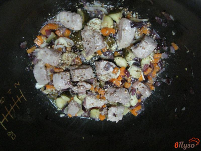 Фото приготовление рецепта: Мясо с картофелем и огурцом в мультиварке шаг №7