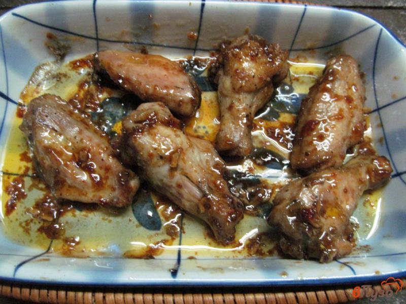 Фото приготовление рецепта: Куриные крылья в сливочном соусе шаг №4