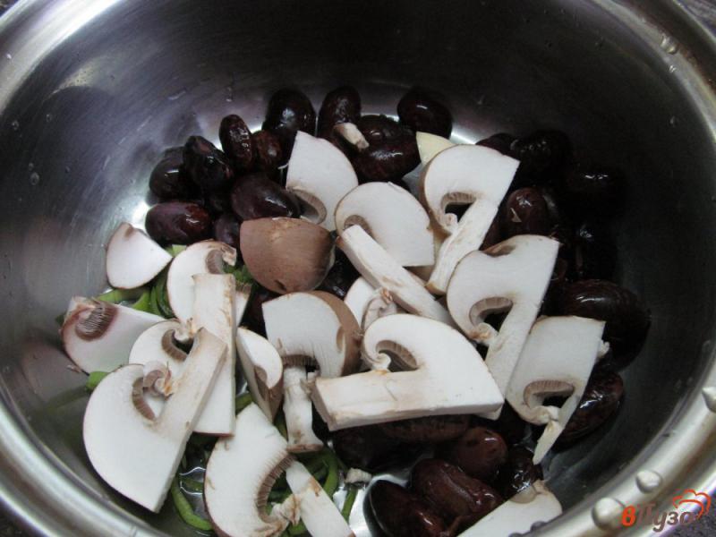 Фото приготовление рецепта: Фасолевый суп с помидором и грибами шаг №2