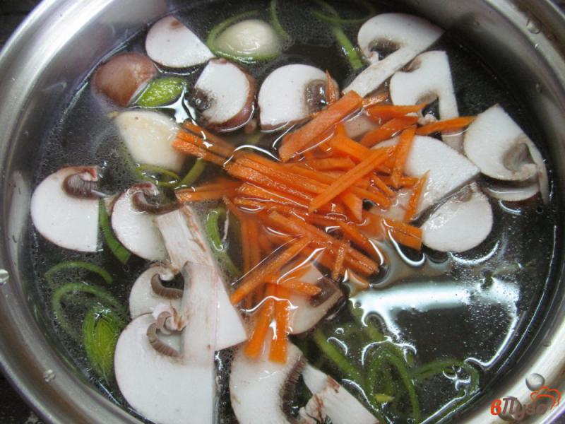 Фото приготовление рецепта: Фасолевый суп с помидором и грибами шаг №3