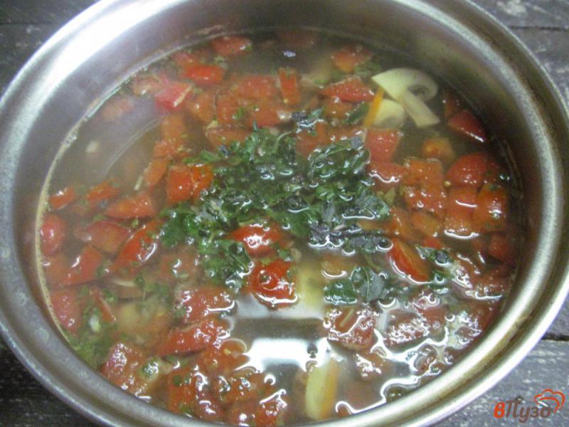 Фото приготовление рецепта: Фасолевый суп с помидором и грибами шаг №5