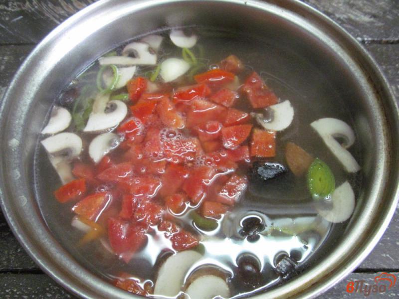 Фото приготовление рецепта: Фасолевый суп с помидором и грибами шаг №4