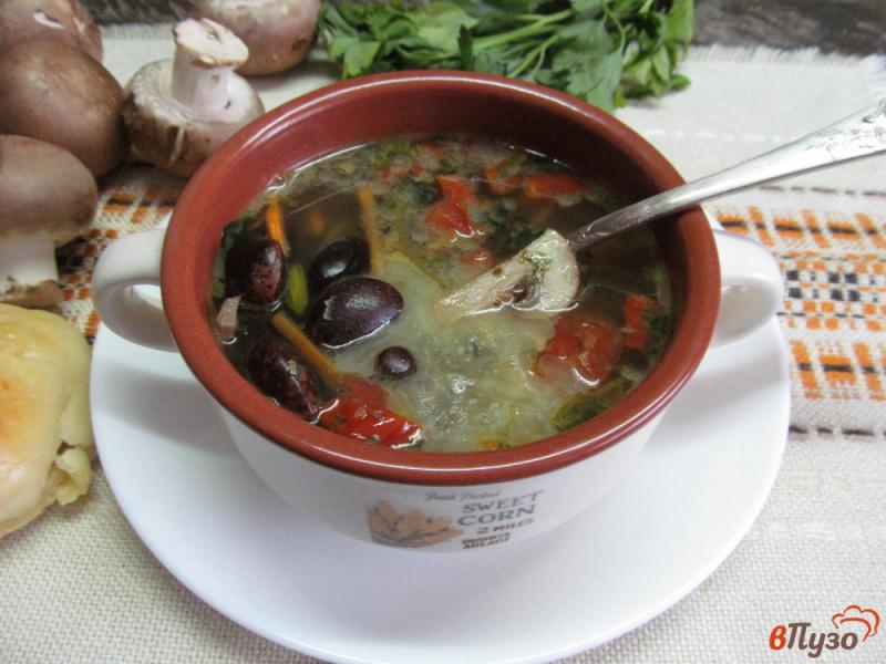 Фото приготовление рецепта: Фасолевый суп с помидором и грибами шаг №6