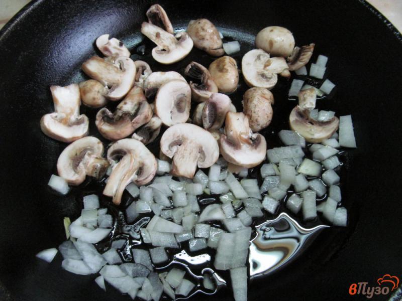 Фото приготовление рецепта: Манная каша с подливой из почек и грибов шаг №5