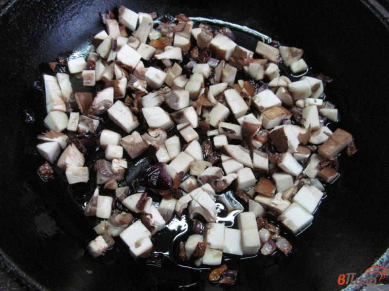Фото приготовление рецепта: Свекольный салат с грибами шаг №3