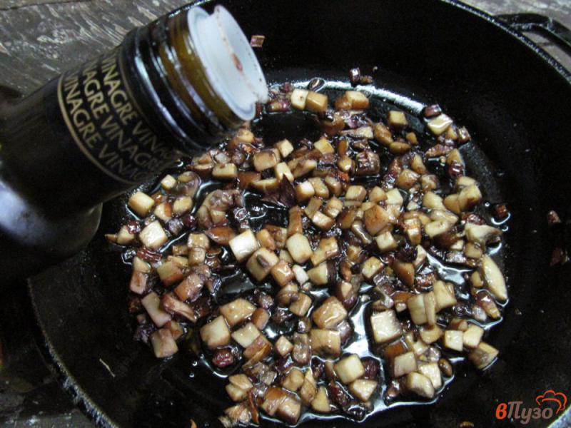 Фото приготовление рецепта: Свекольный салат с грибами шаг №4