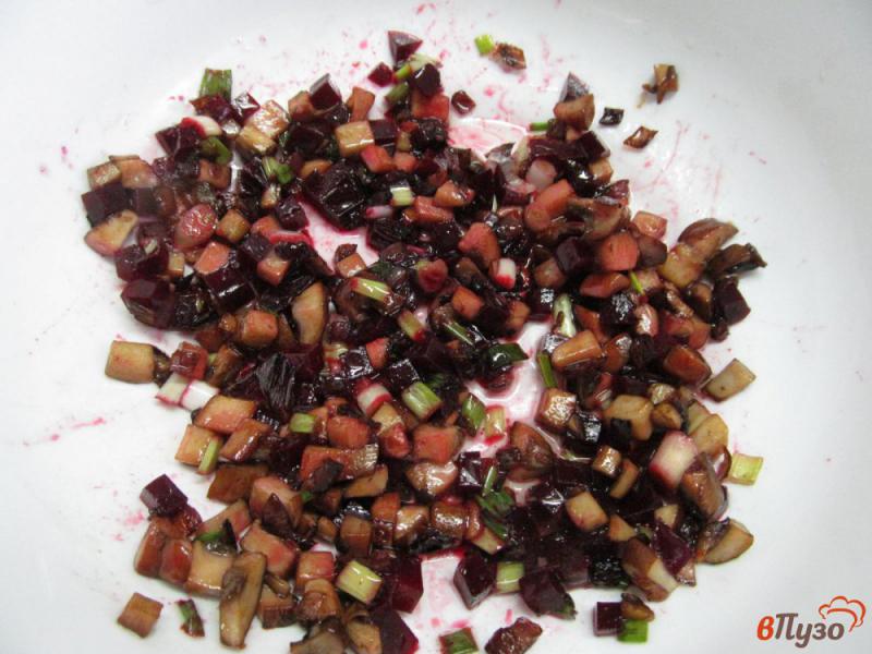 Фото приготовление рецепта: Свекольный салат с грибами шаг №5