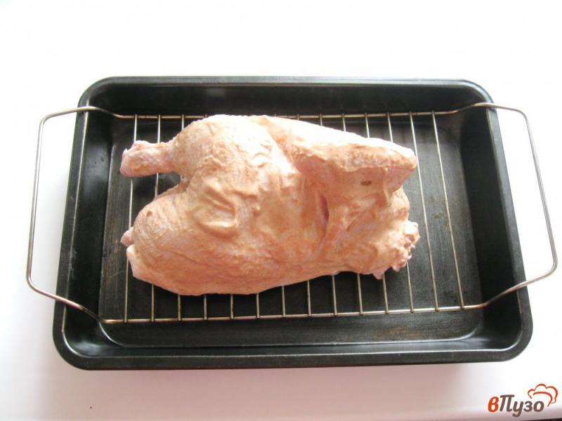 Фото приготовление рецепта: Курица в духовке по-домашнему шаг №4