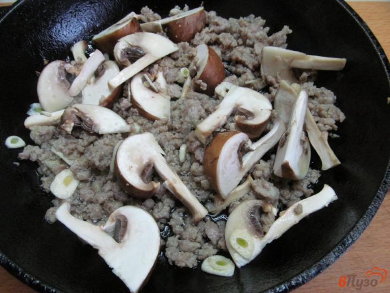 Фото приготовление рецепта: Слампи - мясной фарш с грибами в соусе шаг №3