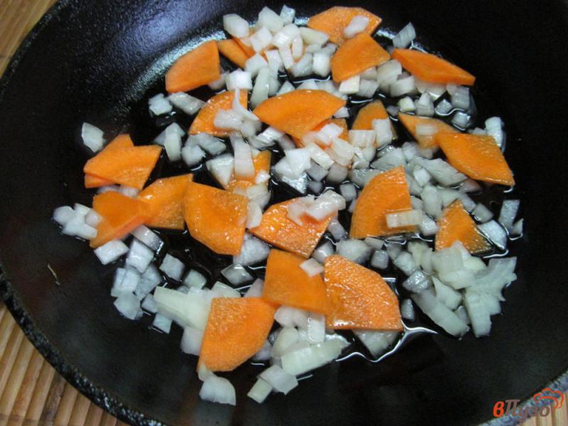 Фото приготовление рецепта: Салат из шампиньона с морковью и перцем шаг №1