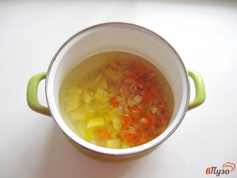 Фото приготовление рецепта: Суп с красной чечевицей и копченой колбасой шаг №2