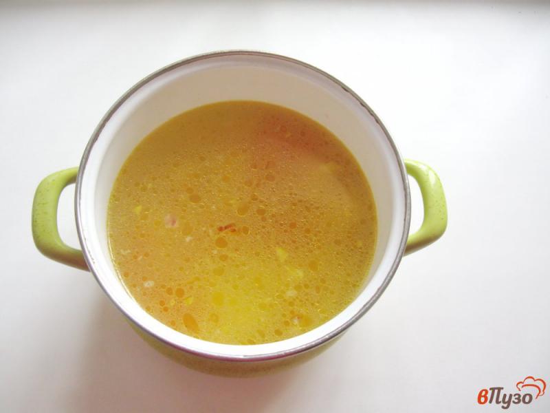Фото приготовление рецепта: Суп с красной чечевицей и копченой колбасой шаг №3