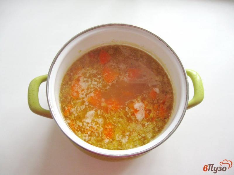Фото приготовление рецепта: Суп с красной чечевицей и копченой колбасой шаг №5