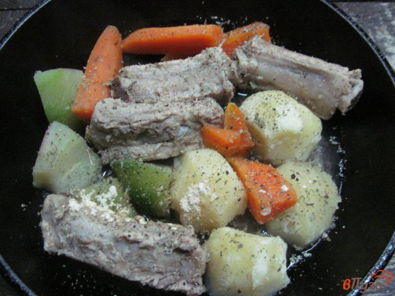 Фото приготовление рецепта: Свиные ребра с овощами по домашнему шаг №4