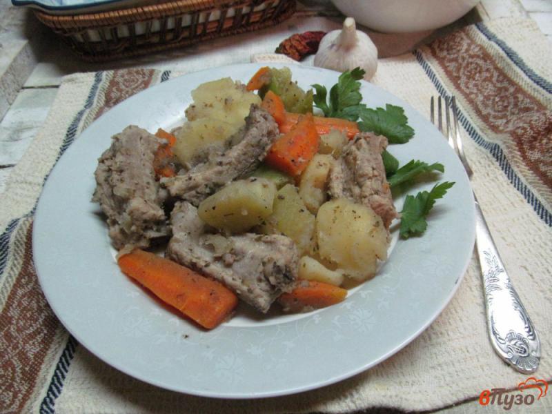 Фото приготовление рецепта: Свиные ребра с овощами по домашнему шаг №5
