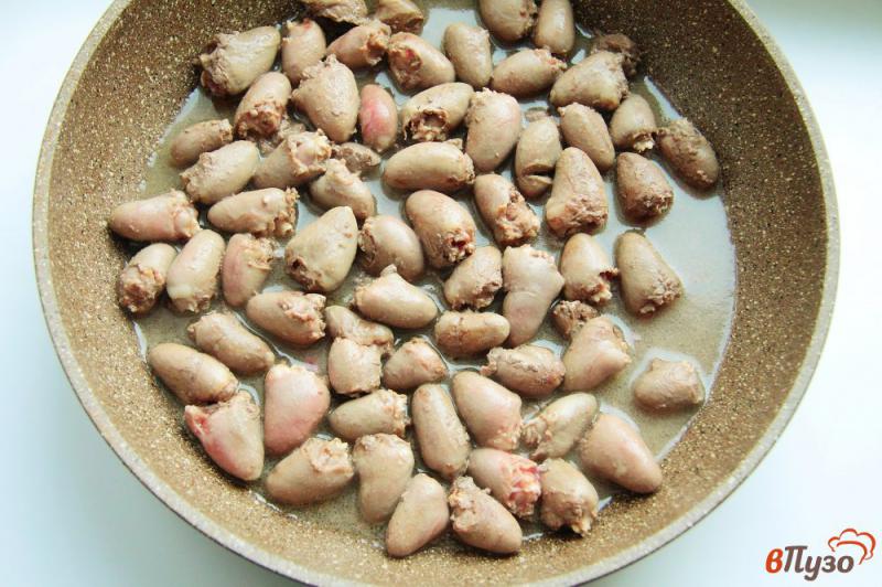 Фото приготовление рецепта: Куриные сердечки в сметанно-сырном соусе шаг №2