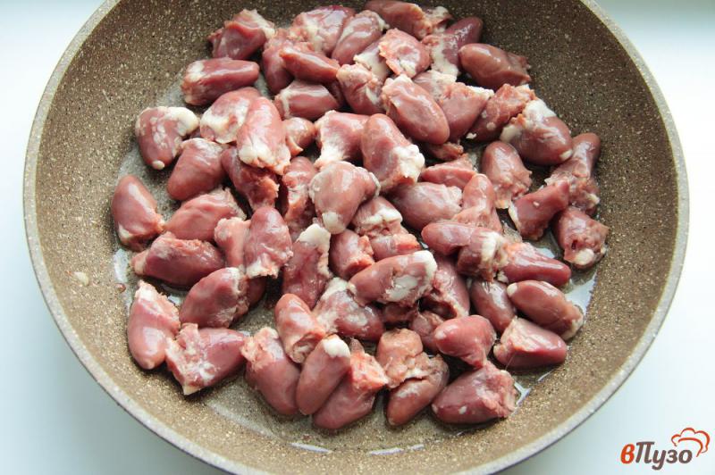 Фото приготовление рецепта: Куриные сердечки в сметанно-сырном соусе шаг №1