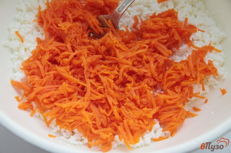 Фото приготовление рецепта: Морковные сырники с апельсиновой цедрой шаг №2