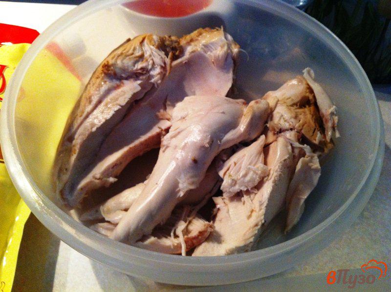 Фото приготовление рецепта: Салат птица с грибами шаг №5