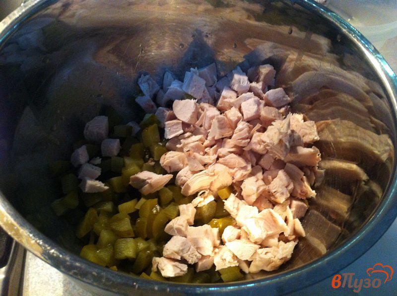 Фото приготовление рецепта: Салат птица с грибами шаг №7