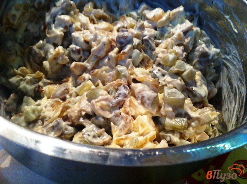 Фото приготовление рецепта: Салат птица с грибами шаг №10