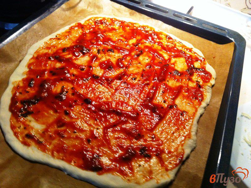 Фото приготовление рецепта: Пицца три сыра с шампиьонами шаг №6