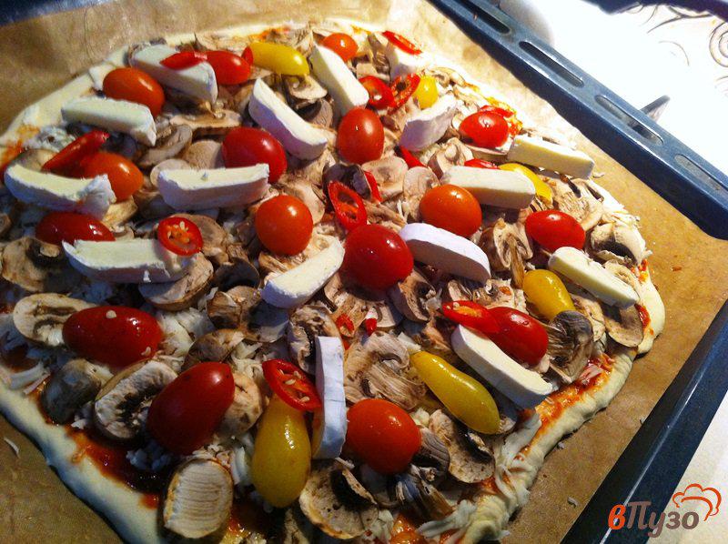 Фото приготовление рецепта: Пицца три сыра с шампиьонами шаг №8