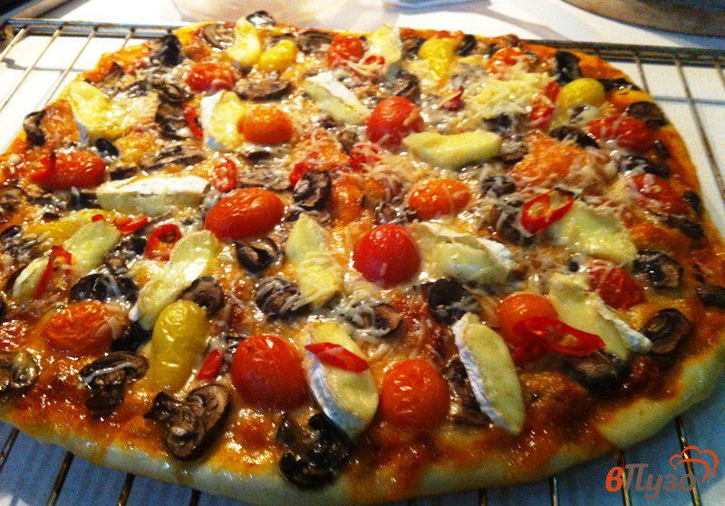 Фото приготовление рецепта: Пицца три сыра с шампиьонами шаг №10