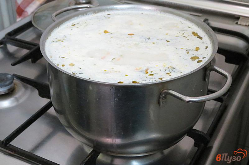 Фото приготовление рецепта: Суп с солёными маслятими и плавлеными сырками шаг №7