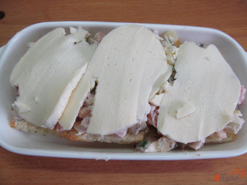 Фото приготовление рецепта: Горячий бутерброд в духовке шаг №7