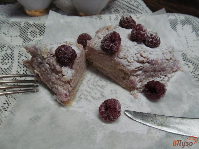 Фото приготовление рецепта: Пирожные со сливочным кремом и ягодами шаг №10