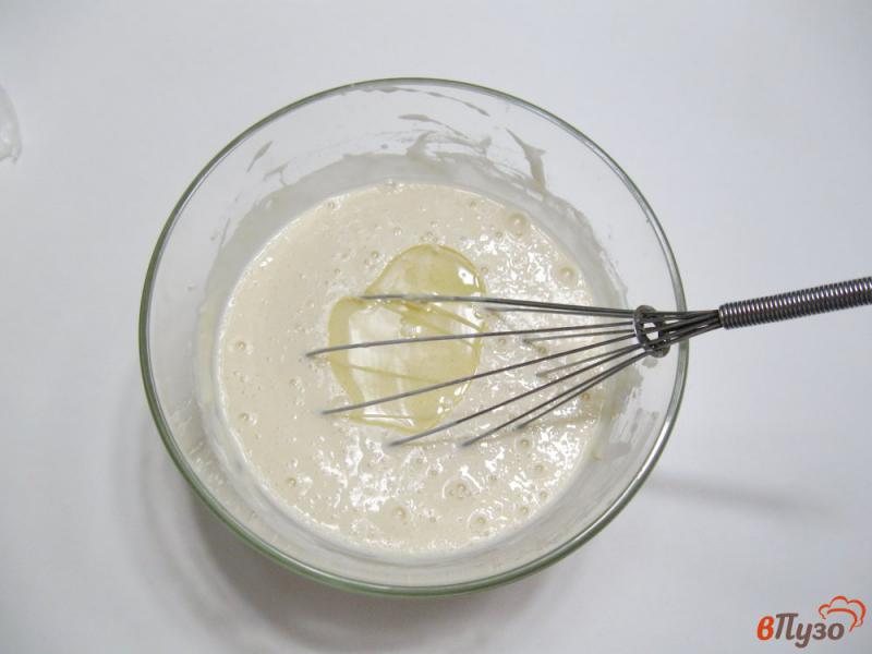 Фото приготовление рецепта: Блины на кефире с молоком шаг №4