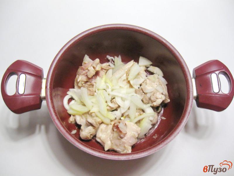 Фото приготовление рецепта: Куриные бедра с картофелем и солеными огурцами шаг №2