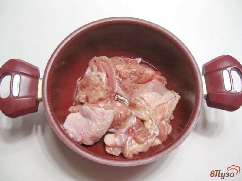Фото приготовление рецепта: Куриные бедра с картофелем и солеными огурцами шаг №1