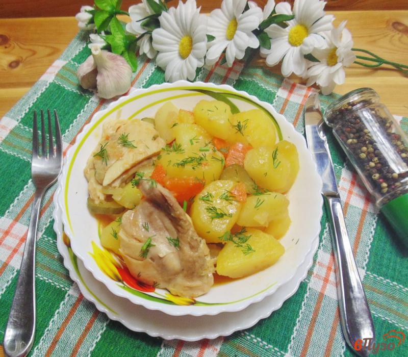 Фото приготовление рецепта: Куриные бедра с картофелем и солеными огурцами шаг №7