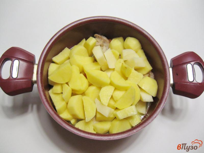 Фото приготовление рецепта: Куриные бедра с картофелем и солеными огурцами шаг №4