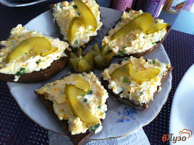 Фото приготовление рецепта: Закуска из сырного салата с яйцом шаг №6