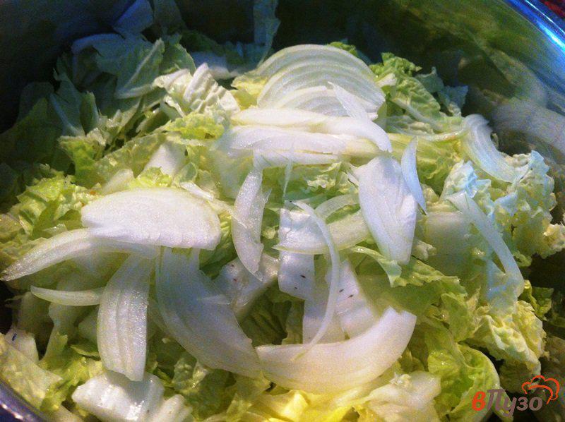 Фото приготовление рецепта: Салат из пекинской капусты и тунца шаг №5