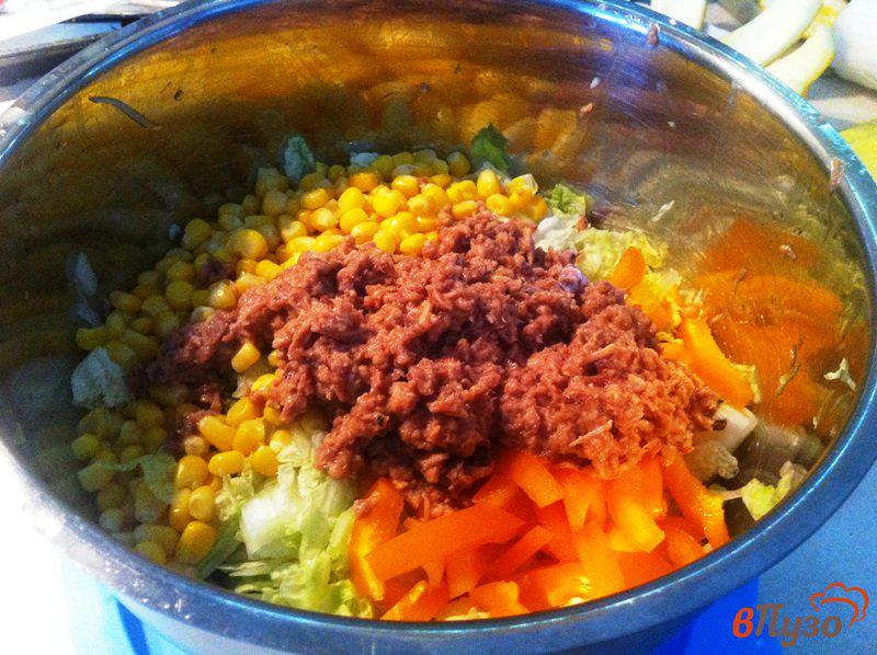 Фото приготовление рецепта: Салат из пекинской капусты и тунца шаг №7