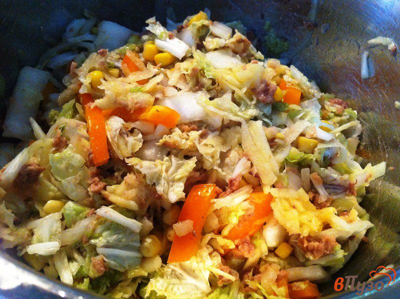 Фото приготовление рецепта: Салат из пекинской капусты и тунца шаг №8