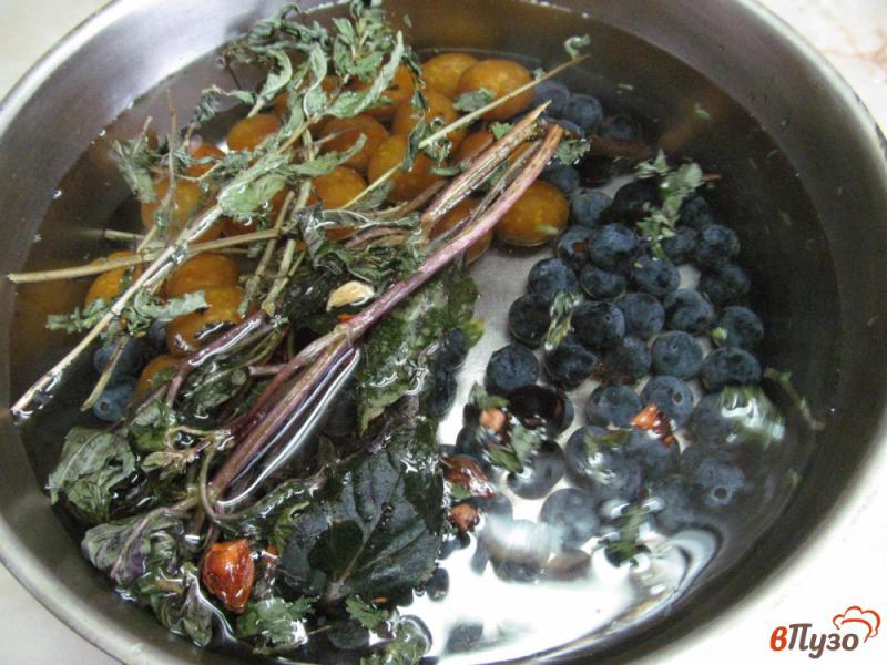 Фото приготовление рецепта: Чай из ягод трав и специй шаг №4