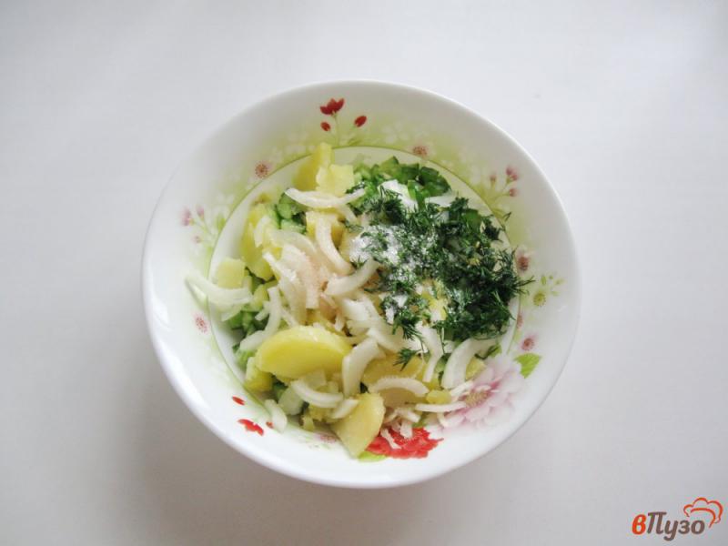 Фото приготовление рецепта: Салат из свежих огурцов и картофеля шаг №6
