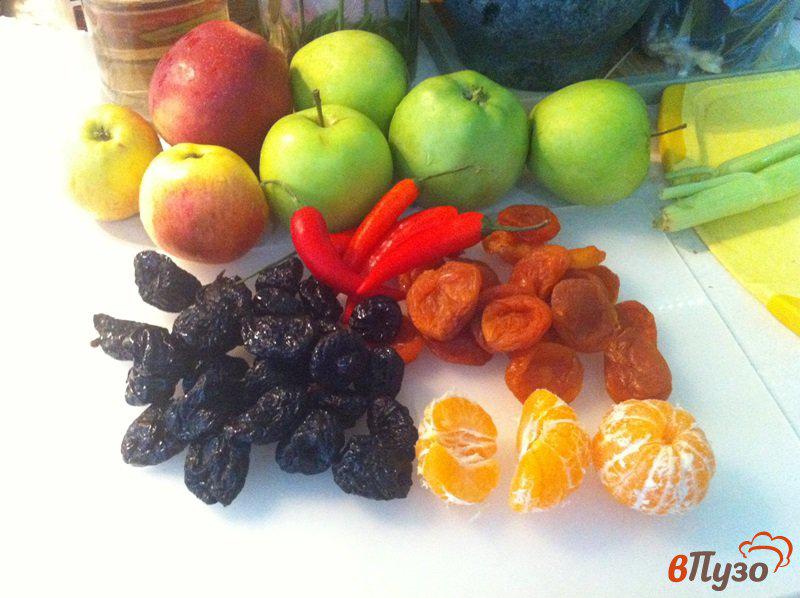 Фото приготовление рецепта: Утка с яблоками, сухофруктами, капустой и чили шаг №4