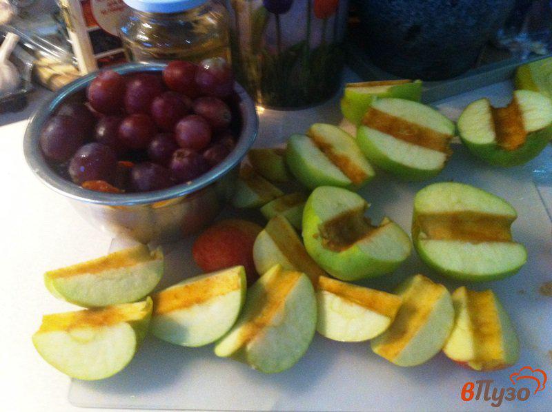 Фото приготовление рецепта: Утка с яблоками, сухофруктами, капустой и чили шаг №6