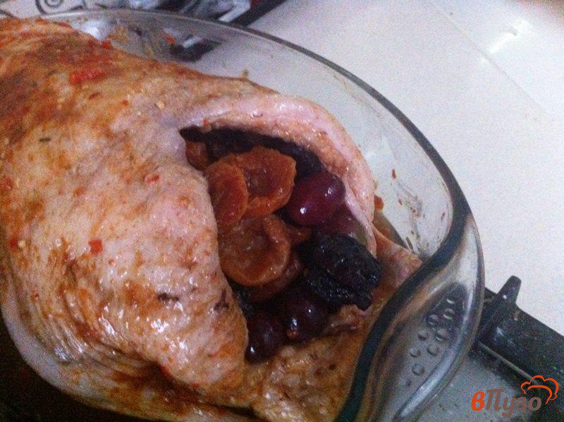 Фото приготовление рецепта: Утка с яблоками, сухофруктами, капустой и чили шаг №7